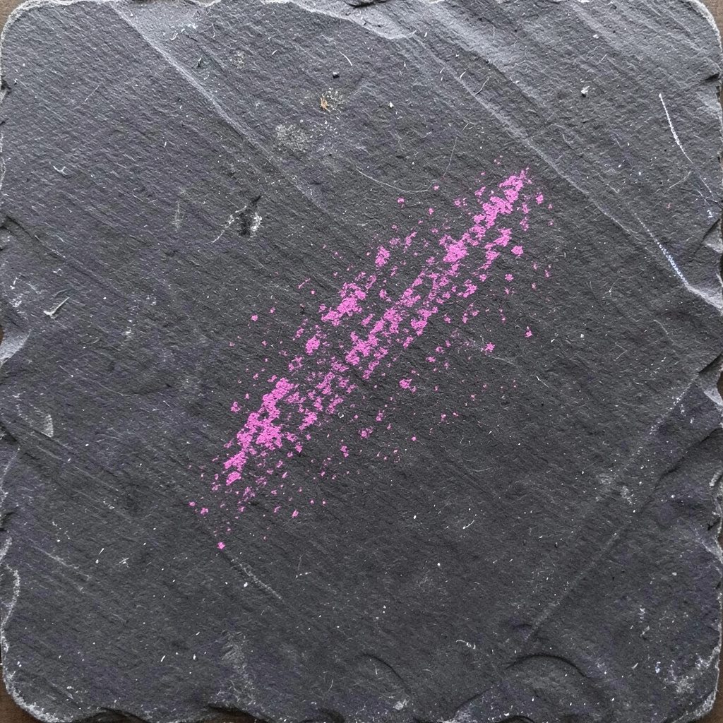 Dibujo a tiza en una pizarra oscura con trazos suaves de escritura en blanco y gris, atmósfera íntima y literaria.